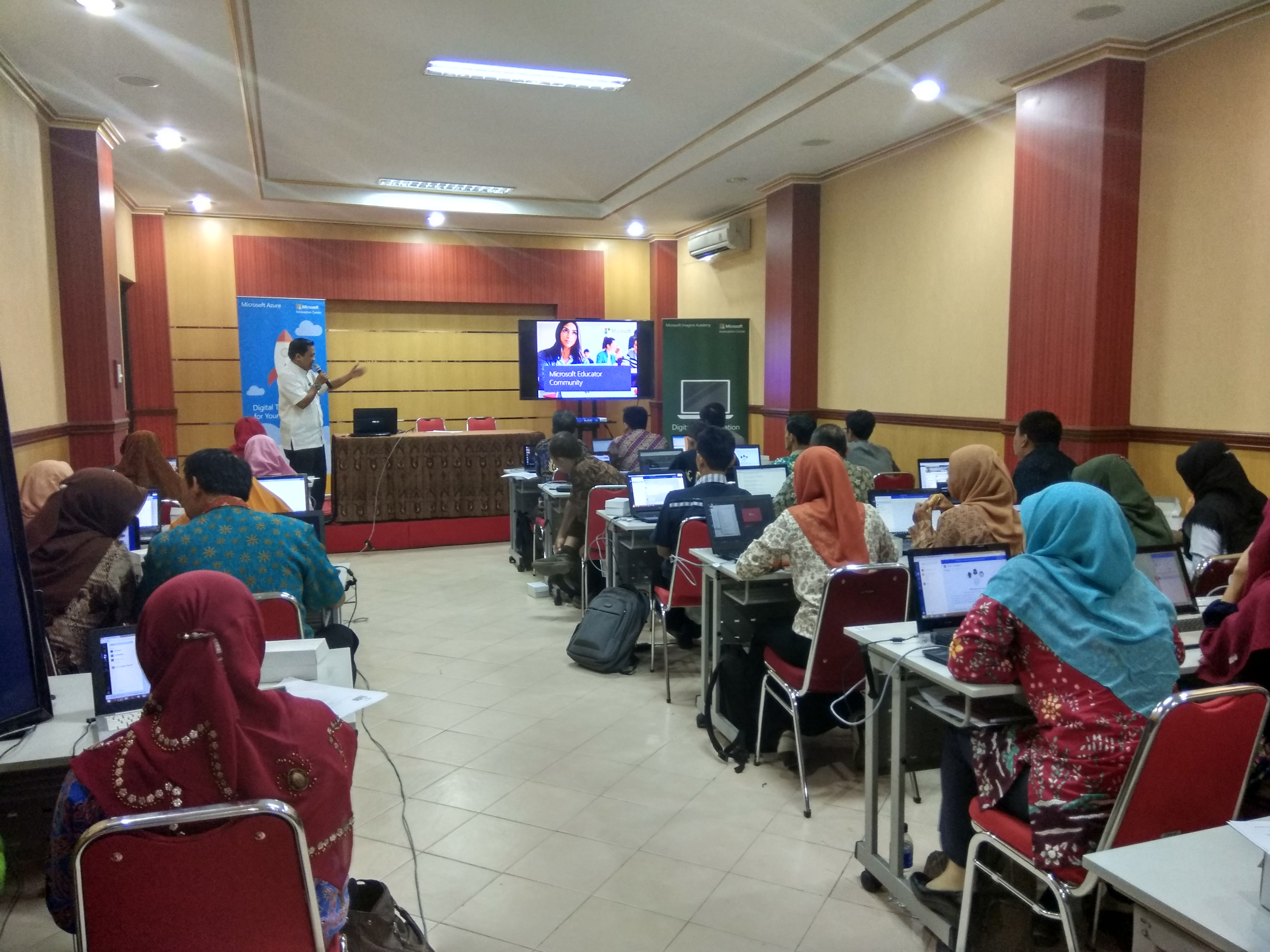 Designing Virtual Classroom Design with Microsoft Teams and Skype for Business